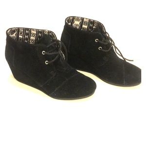 TOMS Desert Wedge in black - size 8.5